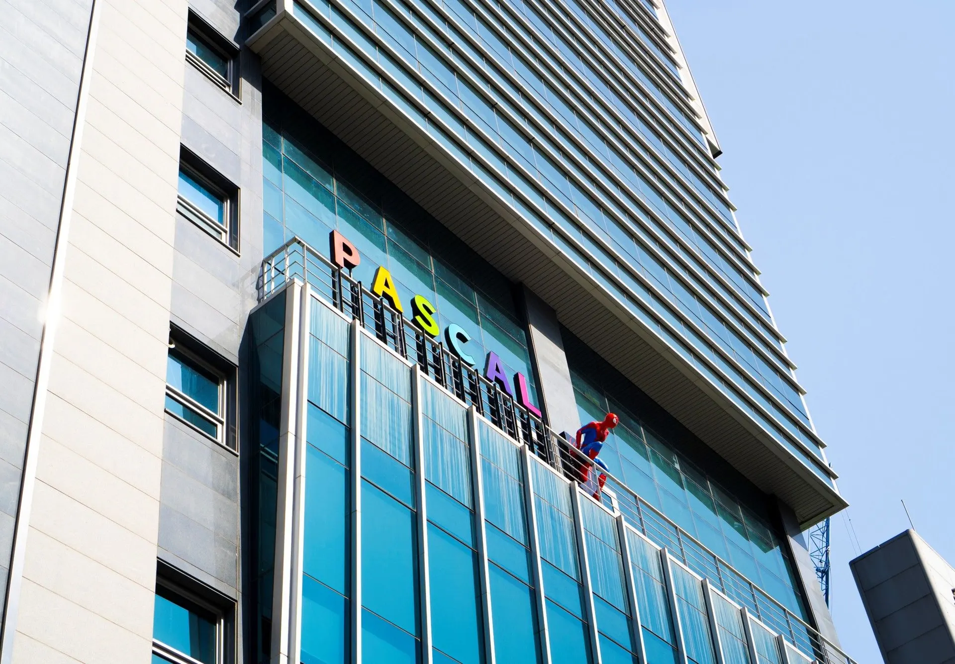 Clinic building on Dosan-daero