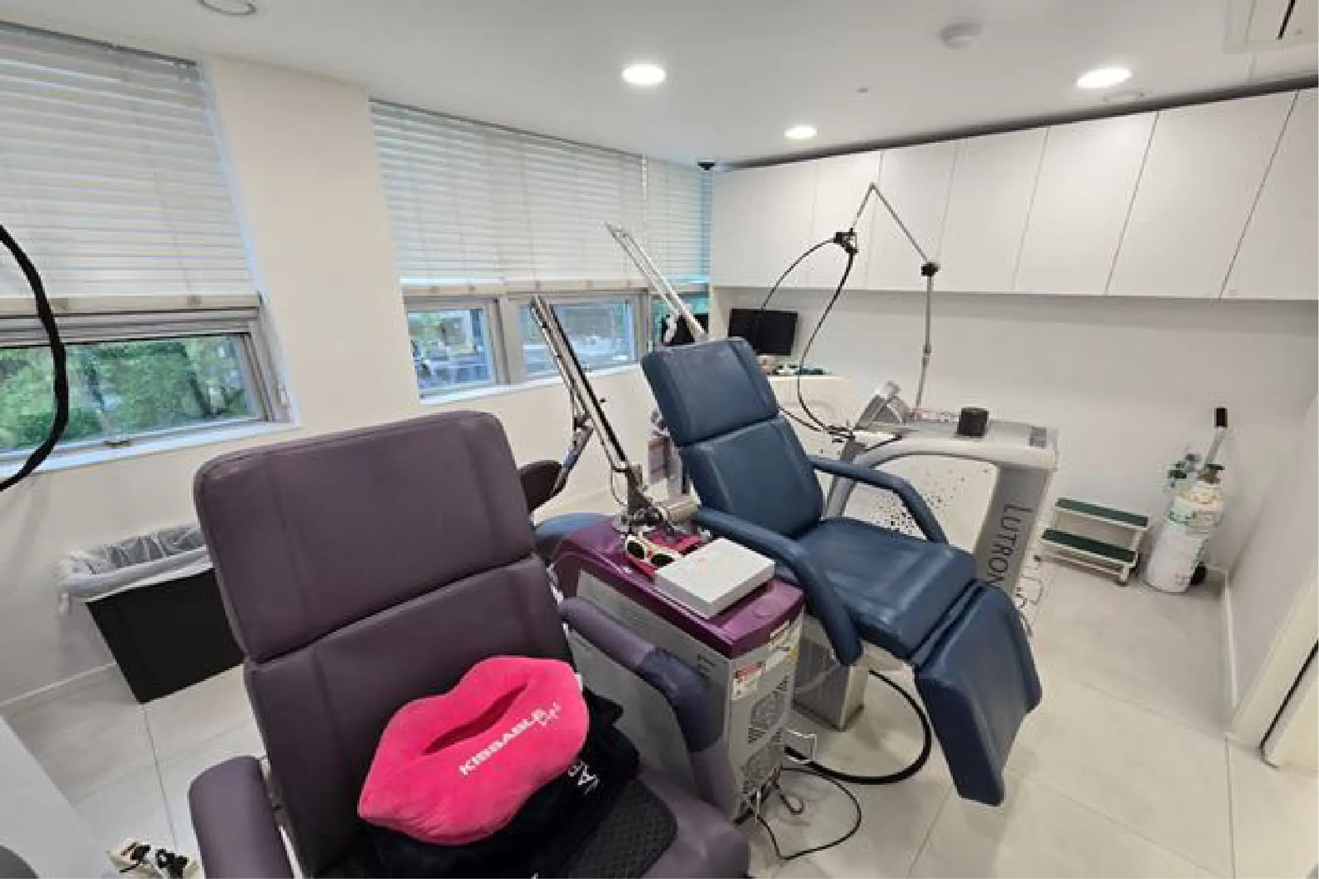 Lifting treatment room with a recliner
